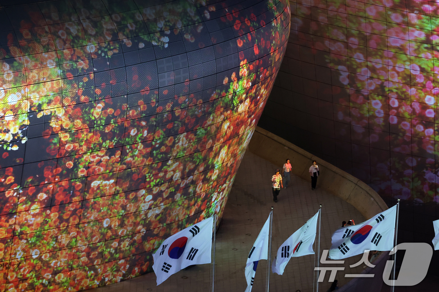 (서울=뉴스1) 황기선 기자 = 28일 오후 서울 중구 동대문디자인플라자(DDP)에서 열린 '서울라이트 DDP 2025 가을'에서 초대형 미디어파사드 작품이 선보이고 있다. 202 …