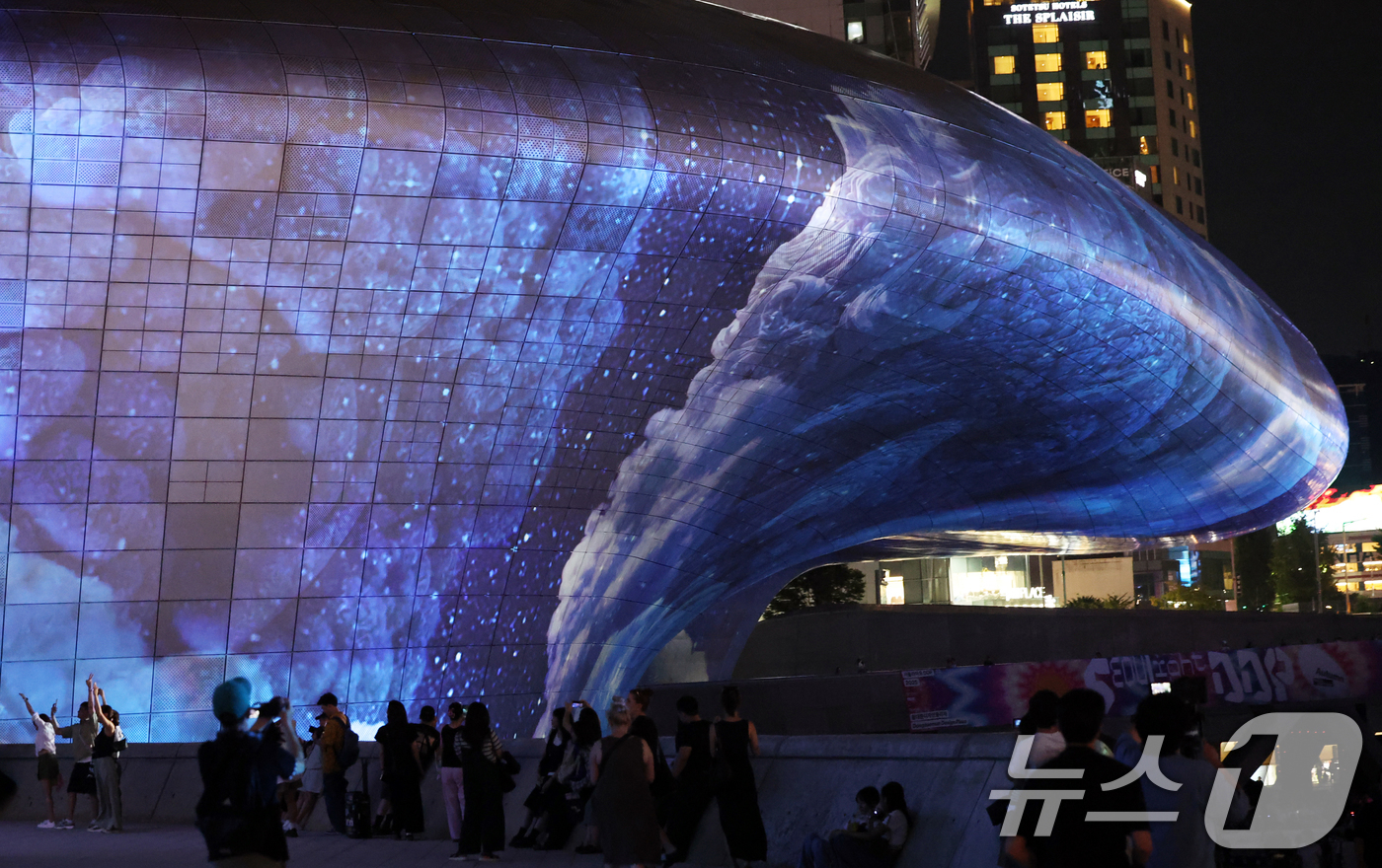 (서울=뉴스1) 황기선 기자 = 28일 오후 서울 중구 동대문디자인플라자(DDP)에서 열린 '서울라이트 DDP 2025 가을'에서 오픈AI 소라(Sora)를 활용한 초대형 미디어파 …