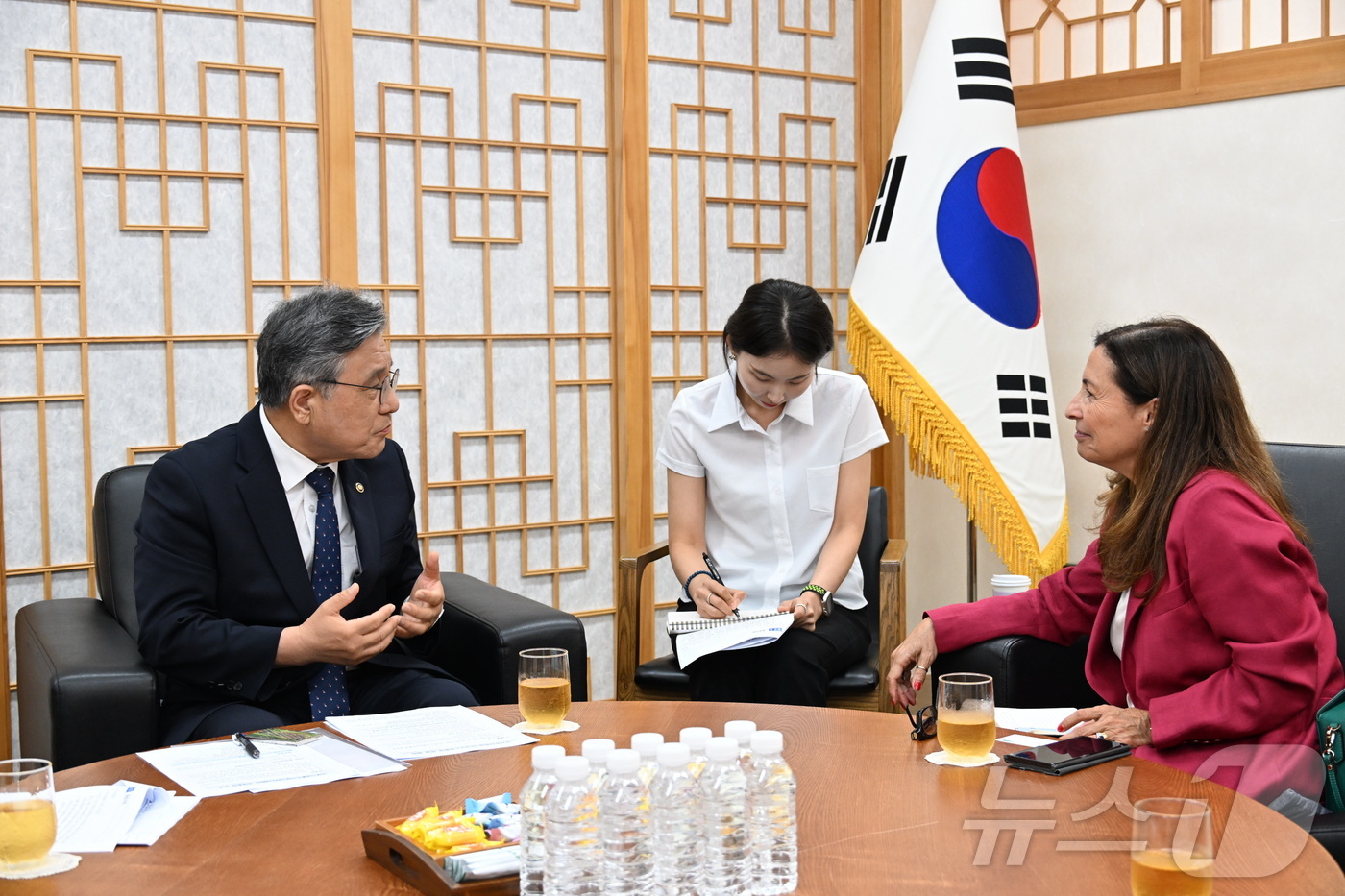 (서울=뉴스1) = 허민 국가유산청장이 28일 오후 서울 종로구 국립고궁박물관에서 테레사 파트리치오 국제기념물유적협의회(이코모스, ICOMOS) 위원장과 면담을 하고 있다. (국가 …