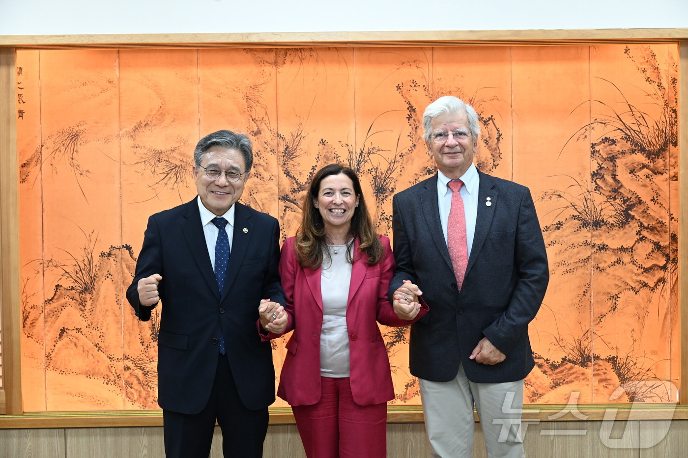 (서울=뉴스1) = 허민 국가유산청장이 28일 오후 서울 종로구 국립고궁박물관에서 테레사 파트리치오 국제기념물유적협의회(이코모스, ICOMOS) 위원장, 안드레아스 지오르고포올로스 …