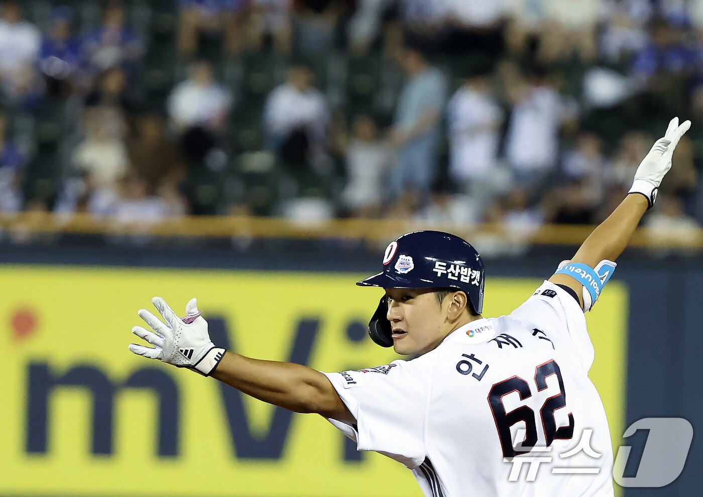 본문 이미지 - 28일 오후 서울 송파구 잠실야구장에서 열린 프로야구 &#39;2025 신한 SOL뱅크 KBO 리그&#39; 삼성 라이온즈와 두산 베어스의 경기 10회말 2사 주자 1,2루 상황 끝내기 2루타를 친 두산 안재석이 승리를 직감한 듯 두 팔을 들어 보이고 있다. 2025.8.28/뉴스1 ⓒ News1 박정호 기자