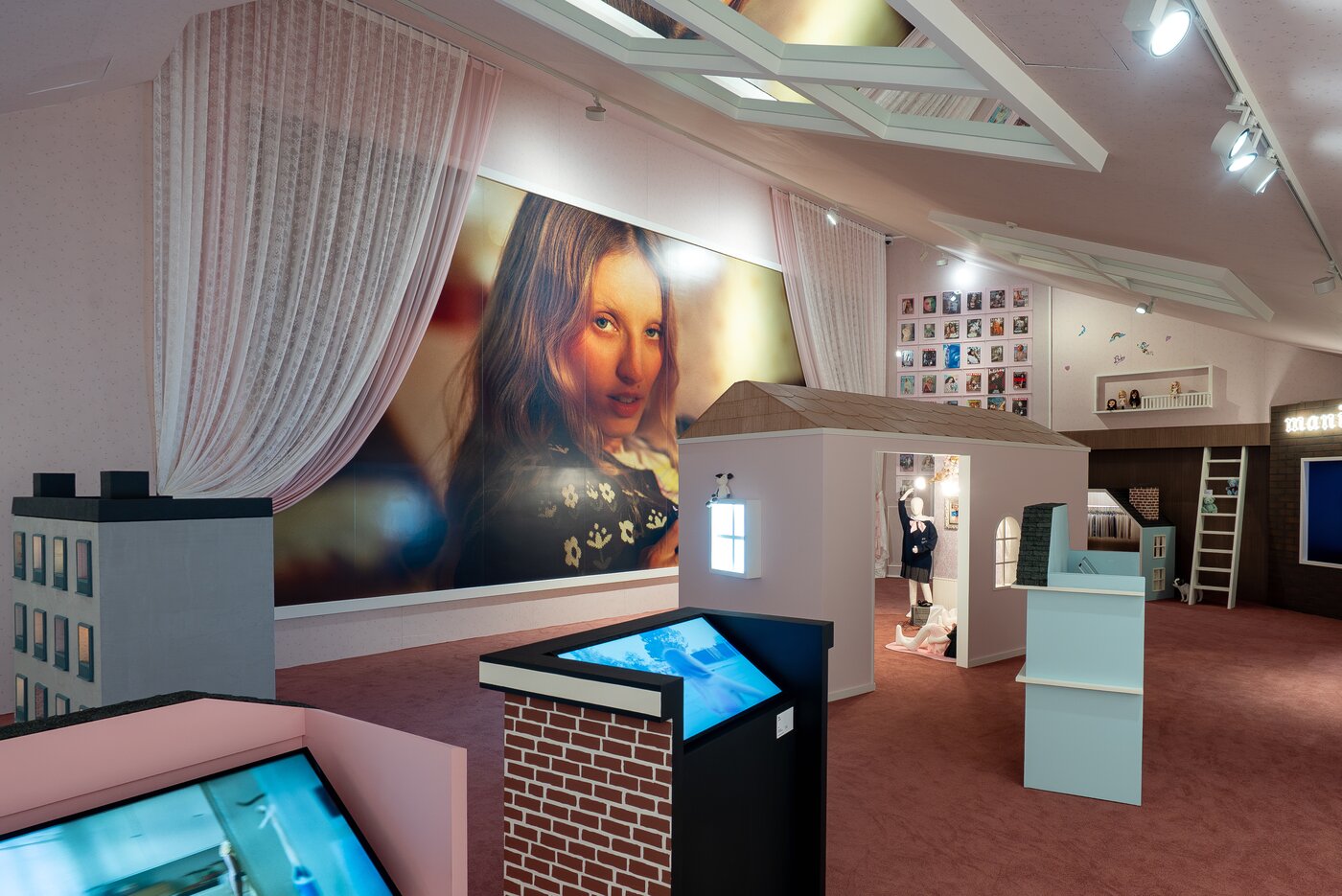 본문 이미지 - 페트라 콜린스 fangirl, New Nostalgia, 2025, courtesy of DAELIM MUSEUM (대림미술관 제공)