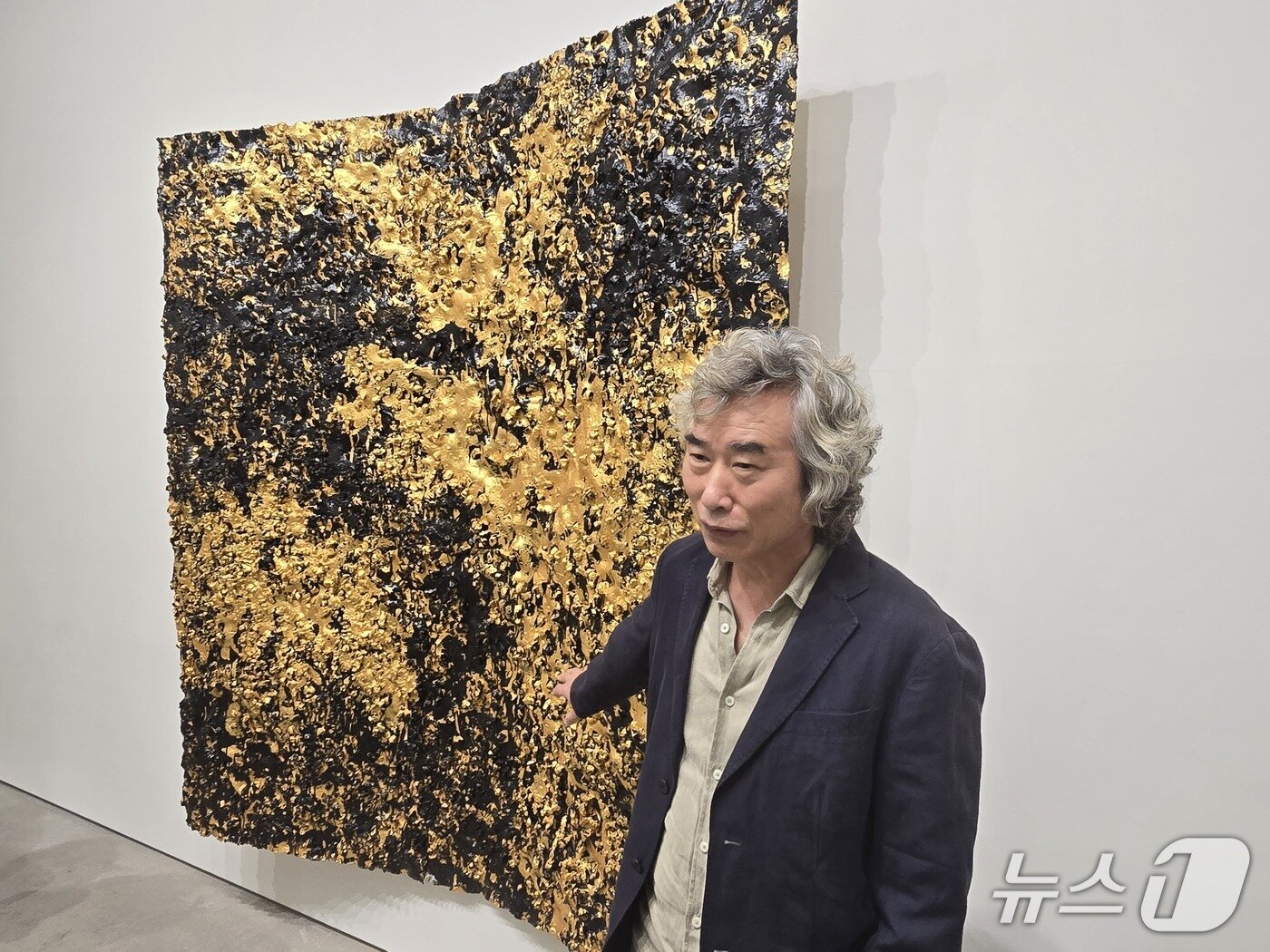 본문 이미지 - 28일 리안갤러리에서 열린 기자간담회에서 남춘모 작가가 작품을 설명하고 있다. ⓒ 뉴스1 김정한 기자