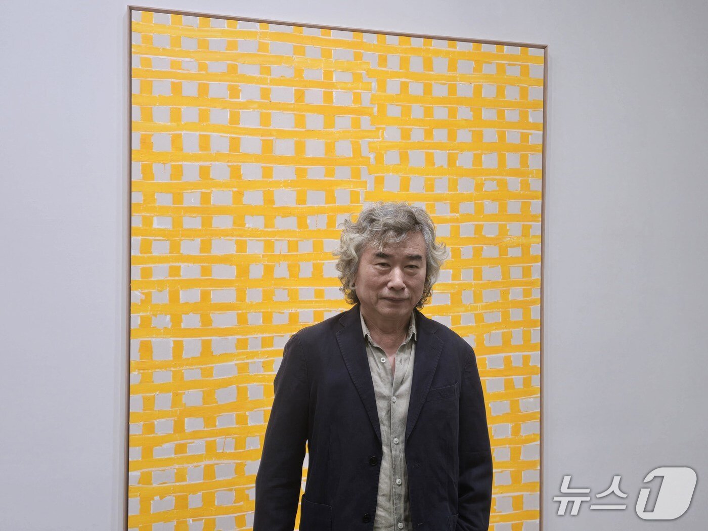 본문 이미지 - 28일 리안갤러리에서 열린 기자간담회에서 남춘모 작가가 작품을 설명하고 있다. ⓒ 뉴스1 김정한 기자