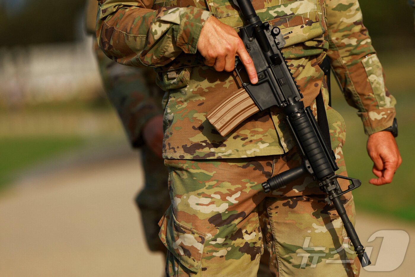 본문 이미지 - 웨스트버지니아 주 방위군 소속 한 병사가 28일 무장한 상태로 워싱턴DC 내셔널 몰을 순찰하며 총기를 들고 있다. 2025.8.28 ⓒ 로이터=뉴스1 ⓒ News1 강민경 기자