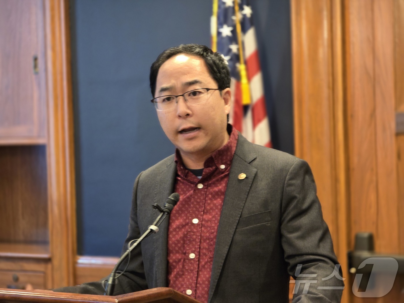 (워싱턴=뉴스1) 류정민 특파원 = 한국계 첫 미 연방의회 상원의원인 앤디 김(뉴저지, 민주) 의원이 28일(현지시간) 미 워싱턴DC 의사당 건물에서 연 기자간담회에서 모두발언을 …