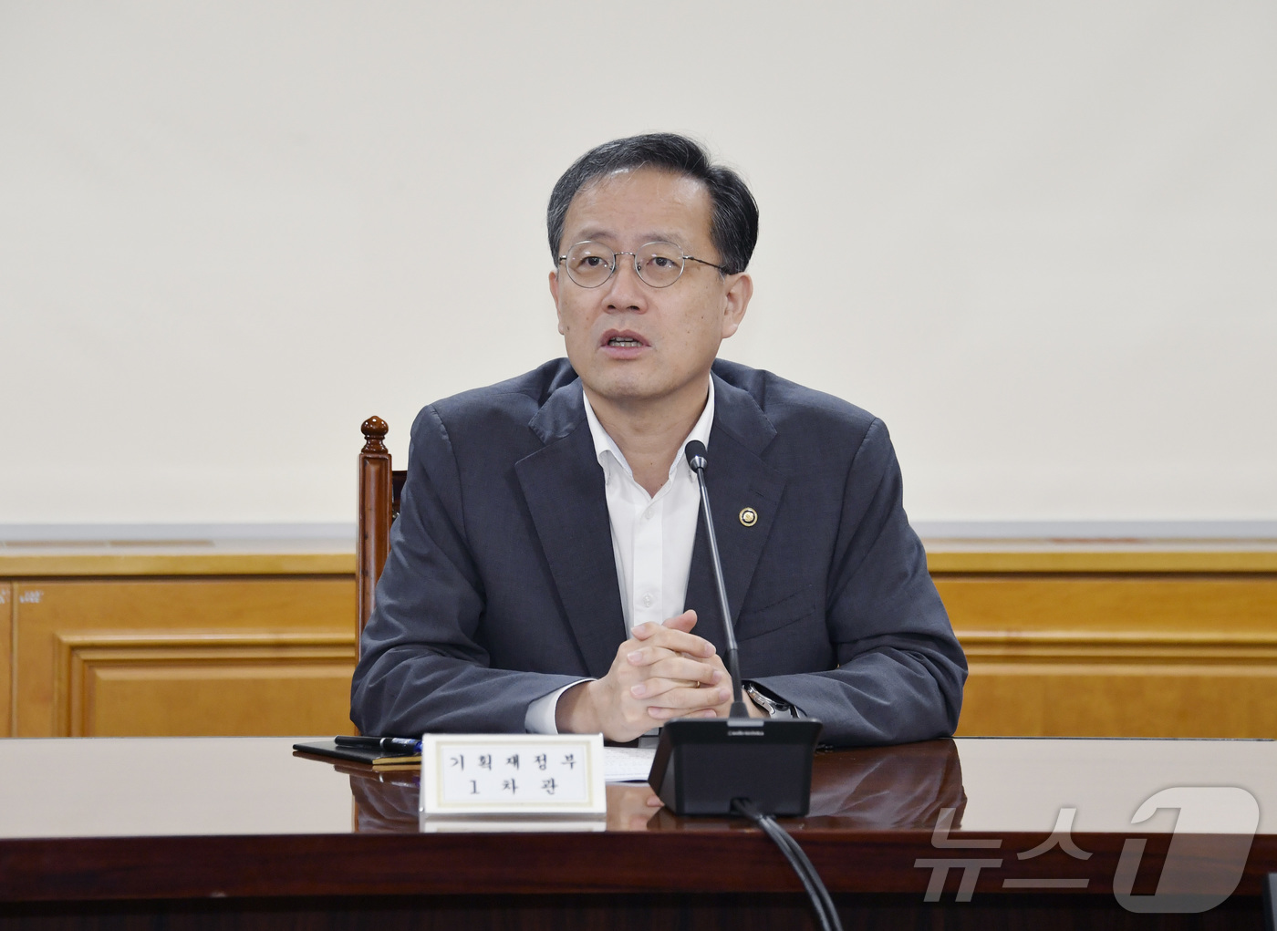 (서울=뉴스1) = 이형일 기획재정부 차관이 29일 오전 서울 중구 은행회관에서 열린 '시장상황점검회의'에서 모두발언을 하고 있다. (기재부 제공. 재판매 및 DB 금지)  202 …