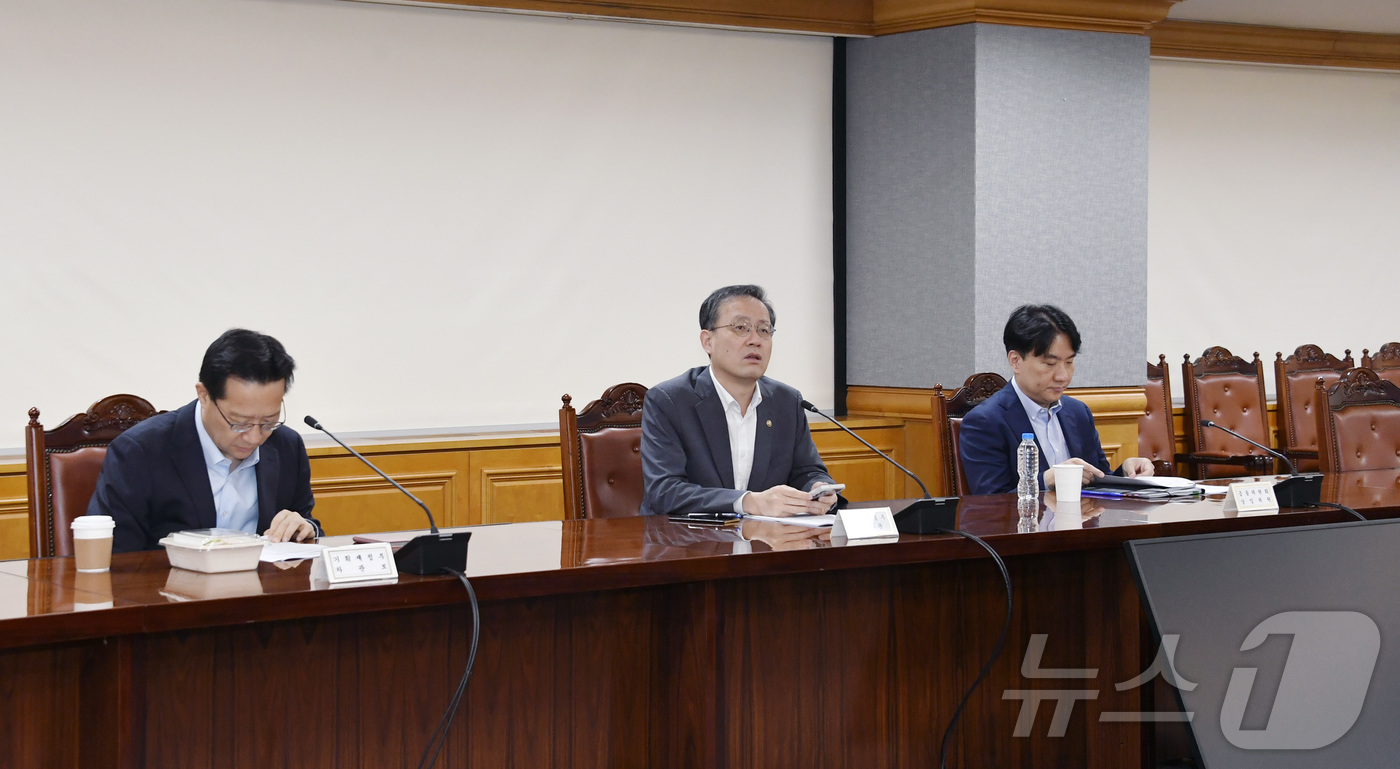 (서울=뉴스1) = 이형일 기획재정부 차관이 29일 오전 서울 중구 은행회관에서 열린 '시장상황점검회의'에서 모두발언을 하고 있다. (기재부 제공. 재판매 및 DB 금지)  202 …