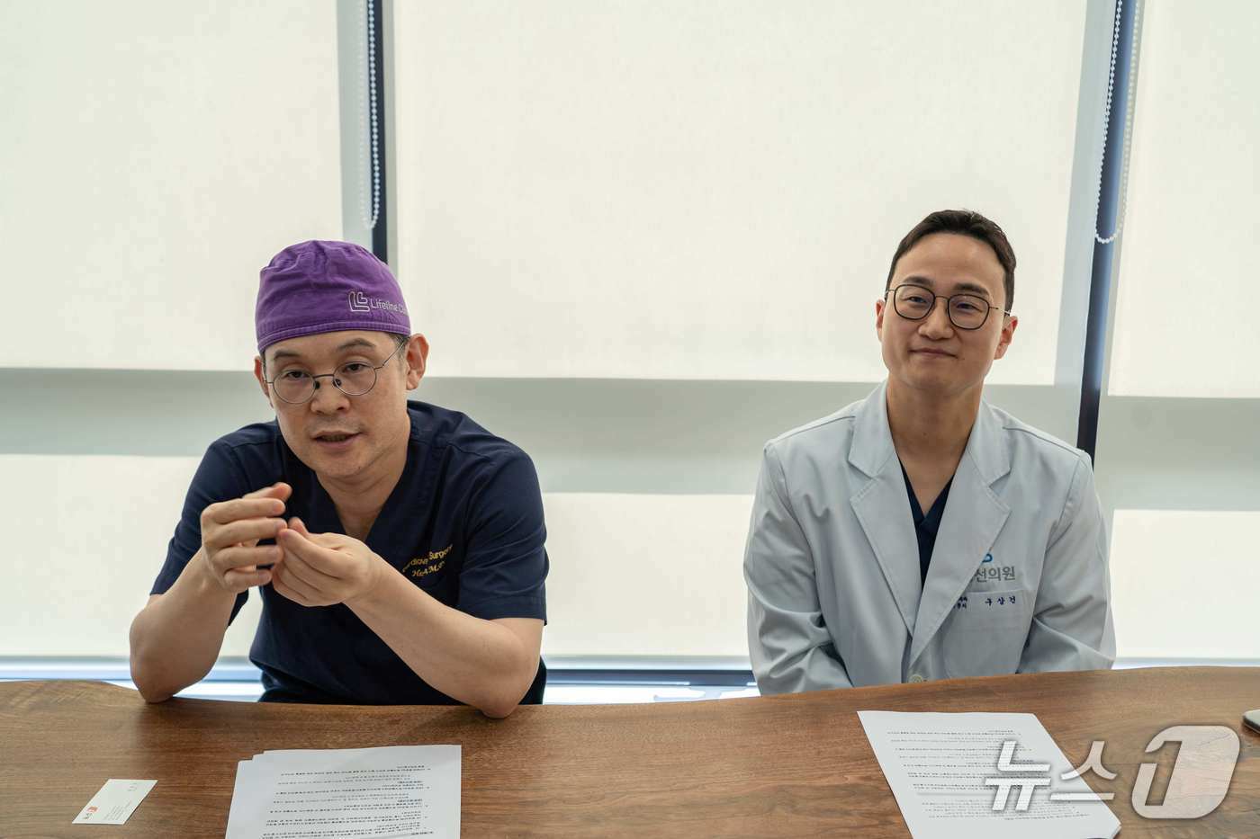 본문 이미지 - 지난 19일 부산 사상구에 있는 생명선의원에서 기자가 허운, 구상건 원장과 인터뷰하고 있다.(생명선의원 제공)