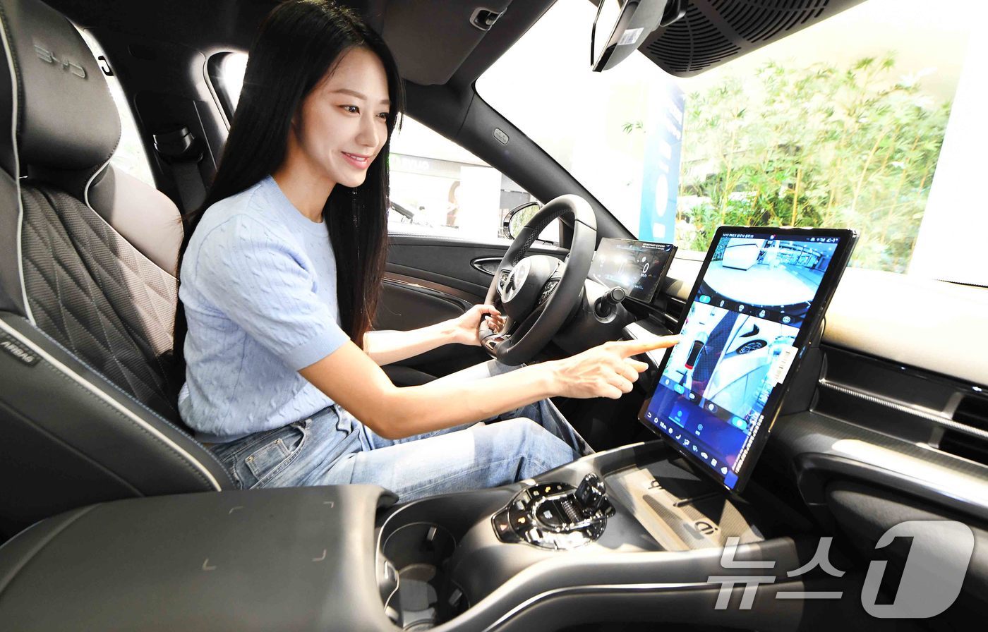 (서울=뉴스1) = 홈플러스는 오는 9월 3일까지 홈플러스 강서점에서 수입 전기차 BYD의 팝업스토어를 진행한다고 29일 밝혔다.홈플러스 강서점 1층에 마련된 BYD 팝업스토어에서 …