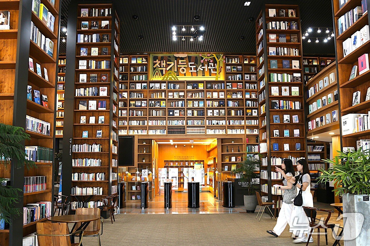 본문 이미지 - 전주시청로비에 자리한 책기둥도서관&#40;한국관광공사 제공&#41;