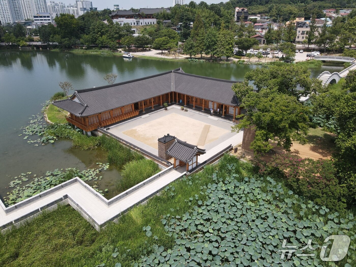 본문 이미지 - 덕진호수의 연화정도서관 전경&#40;한국관광공사 제공&#41;