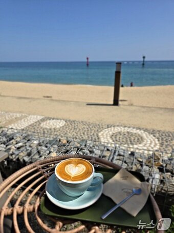 본문 이미지 - 해변이 바로 앞에 펼쳐지는 커피고 야외 테라스&#40;한국관광공사 제공&#41;