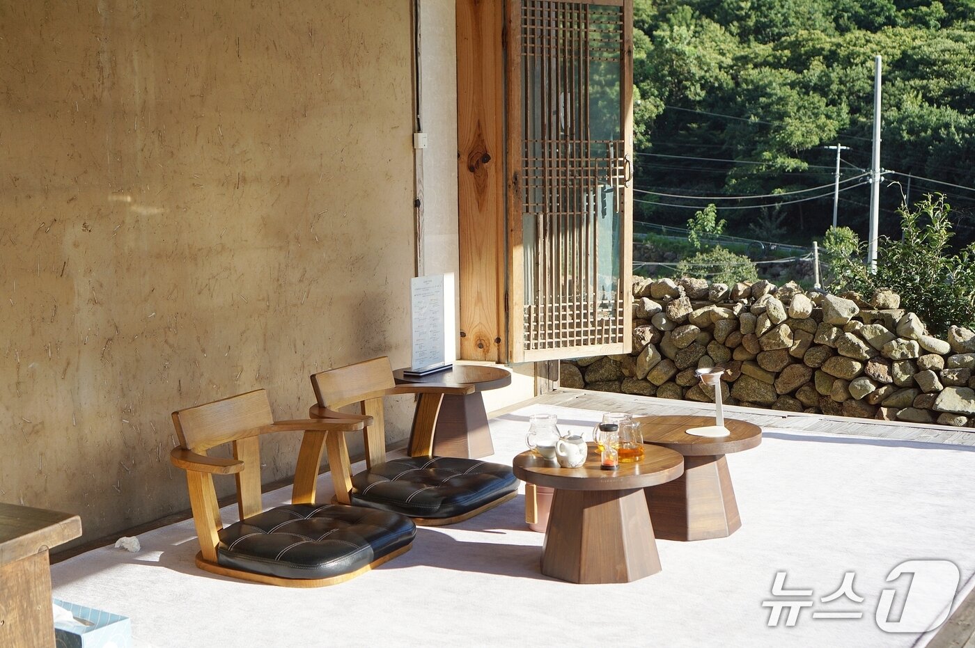 본문 이미지 - &#39;유로제다&#39;의 툇마루&#40;한국관광공사 제공&#41;