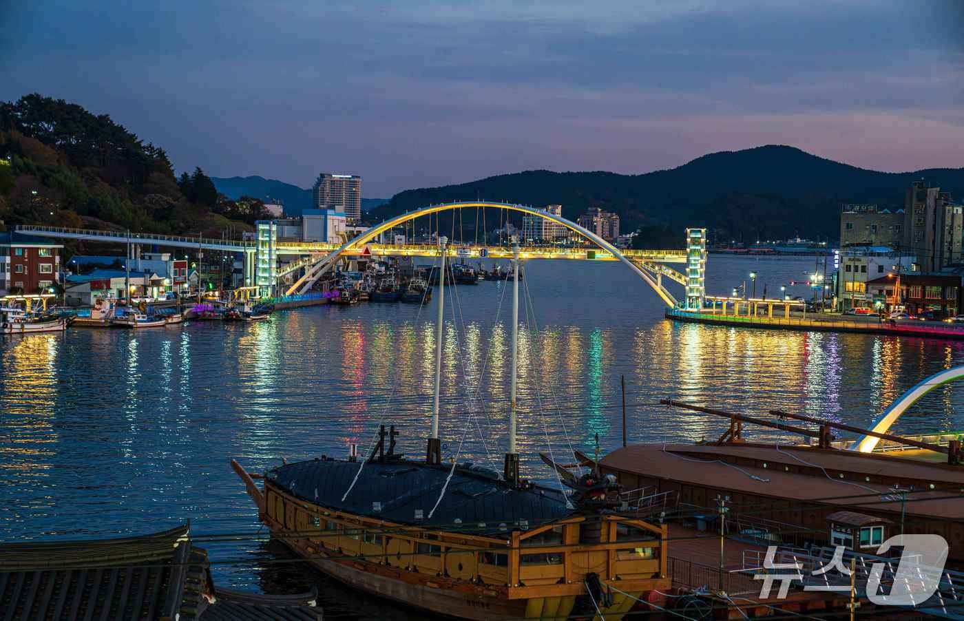 본문 이미지 - 통영 강구안 야경&#40;한국관광공사 제공&#41;