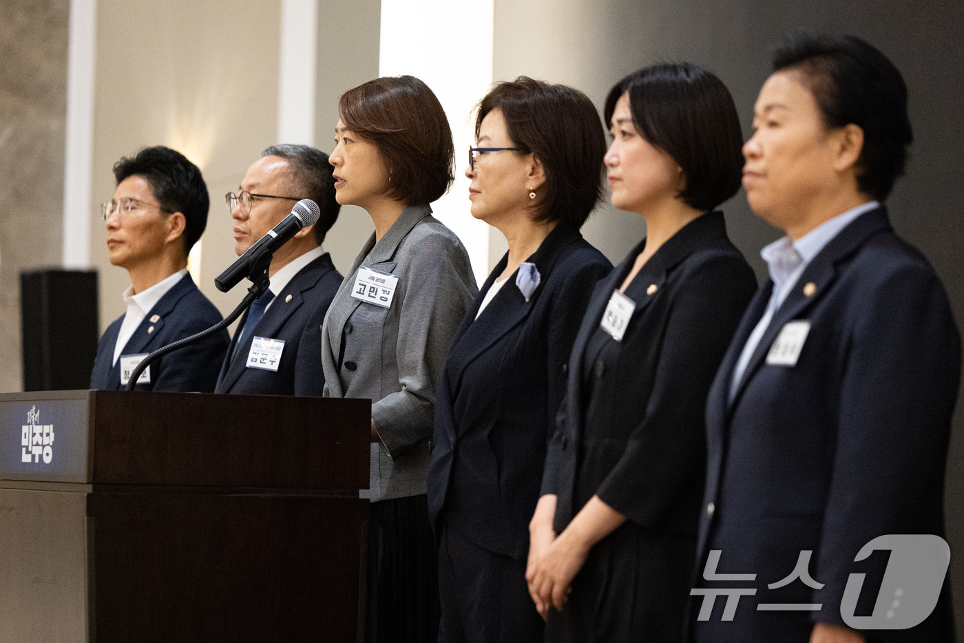 (인천=뉴스1) 유승관 기자 = 국회 교육위원회 더불어민주당 의원들이 29일 인천 중구 파라다이스시티 컨벤션센터에서 열린 2025 정기국회 더불어민주당 국회의원 워크숍 중 기자회견 …
