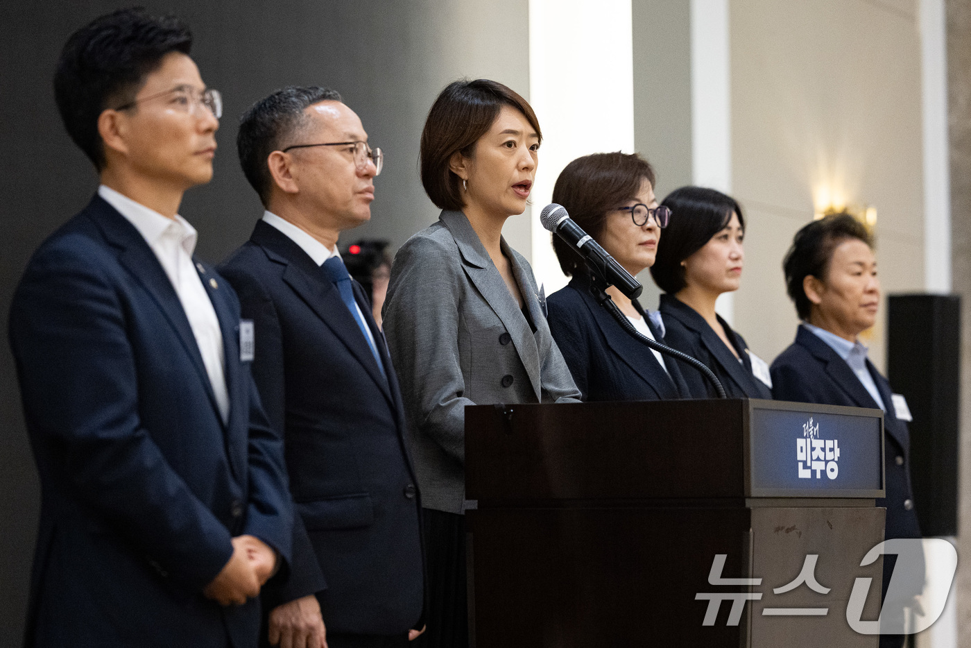 (인천=뉴스1) 유승관 기자 = 국회 교육위원회 더불어민주당 의원들이 29일 인천 중구 파라다이스시티 컨벤션센터에서 열린 2025 정기국회 더불어민주당 국회의원 워크숍 중 기자회견 …