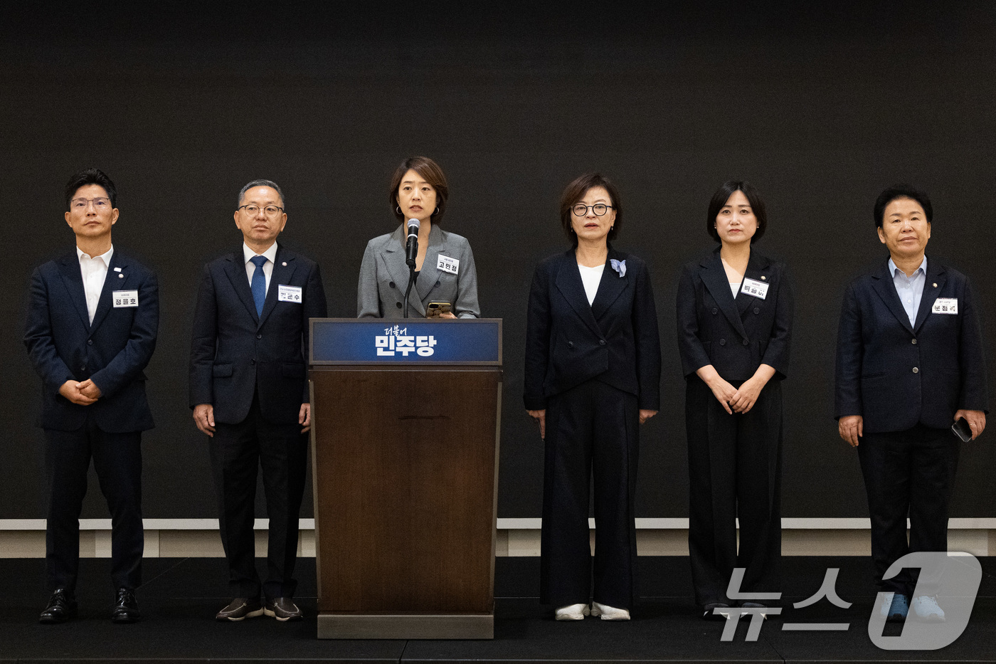 (인천=뉴스1) 유승관 기자 = 국회 교육위원회 더불어민주당 의원들이 29일 인천 중구 파라다이스시티 컨벤션센터에서 열린 2025 정기국회 더불어민주당 국회의원 워크숍 중 기자회견 …