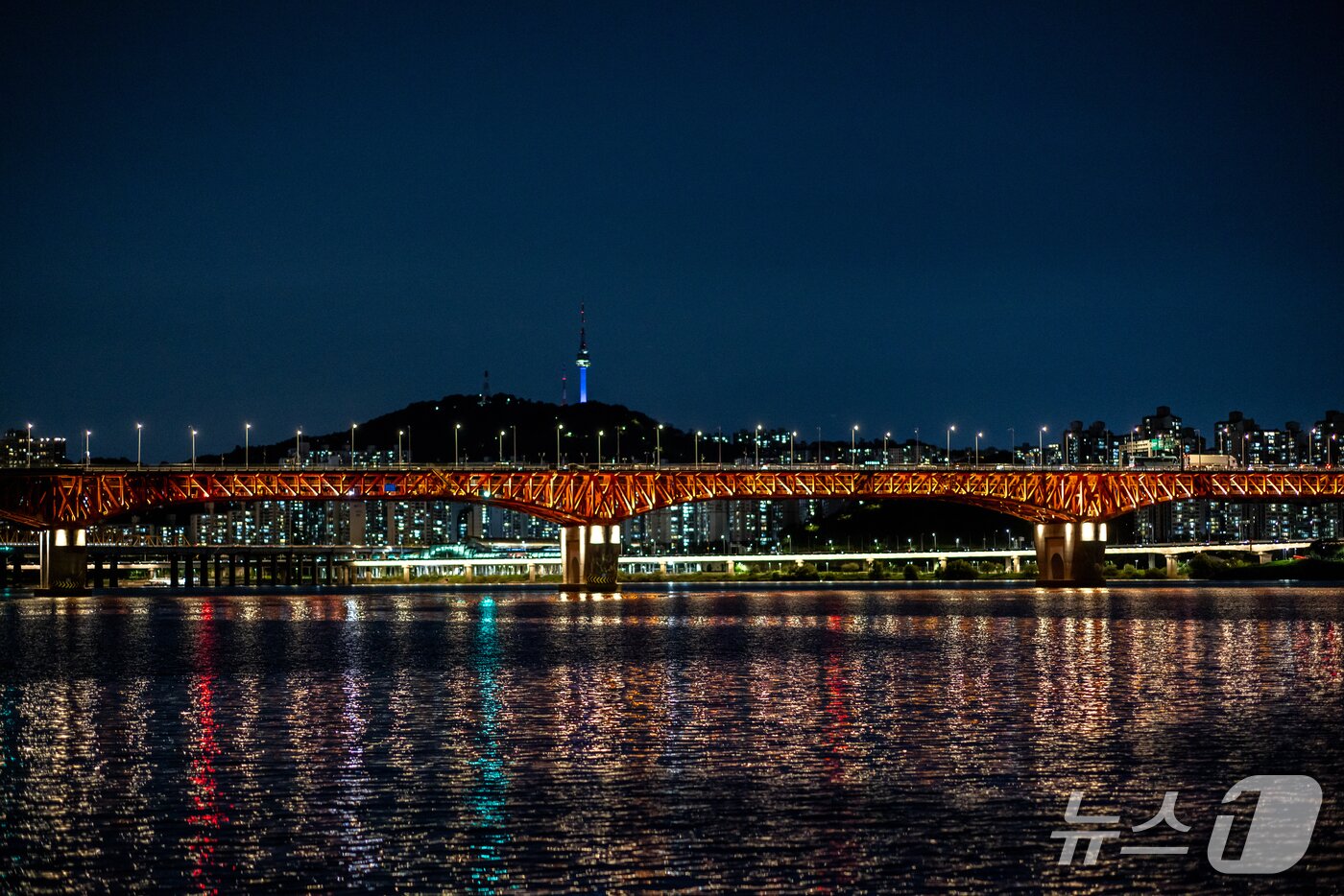 본문 이미지 - 한강버스에서 바라본 남산 야경&#40;서울관광재단 제공&#41;