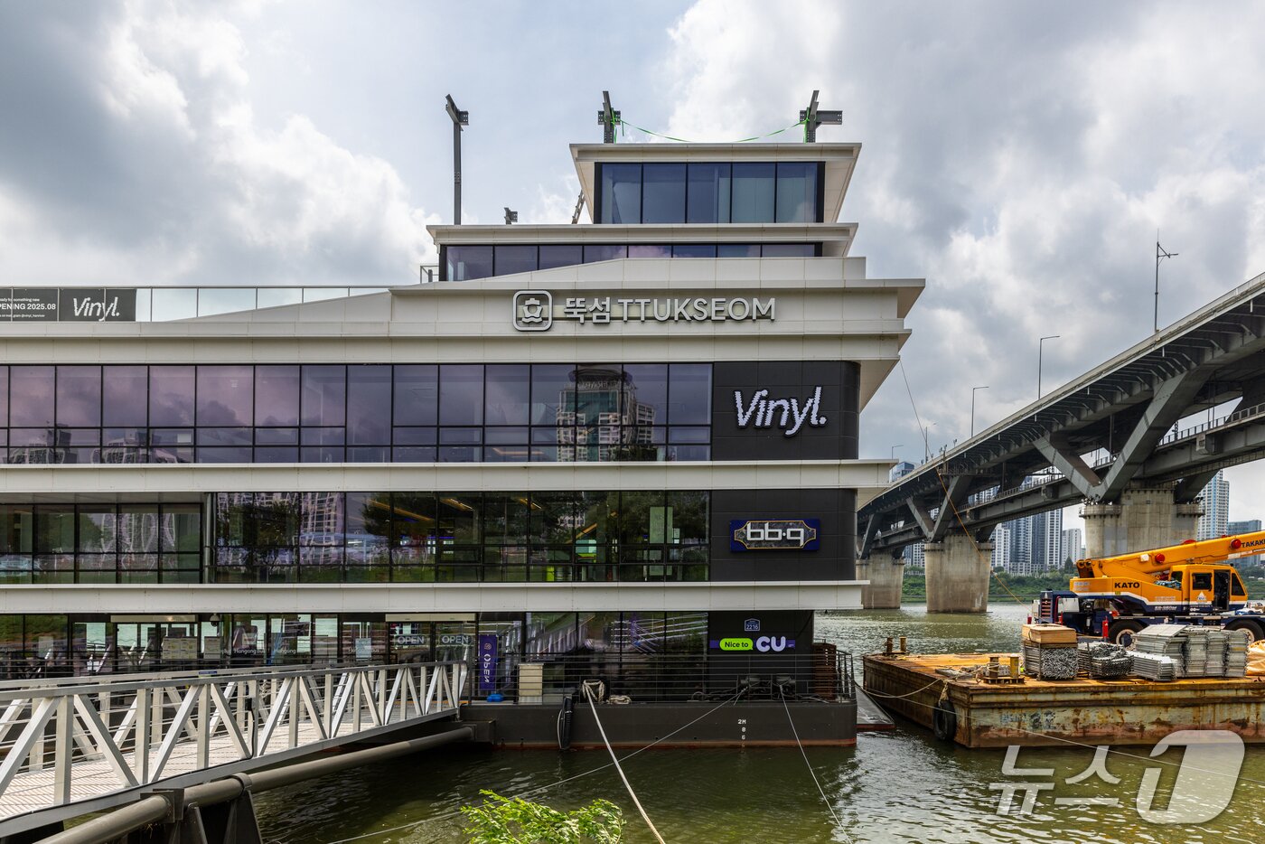 본문 이미지 - 뚝섬 한강버스 선착장&#40;서울관광재단 제공&#41;