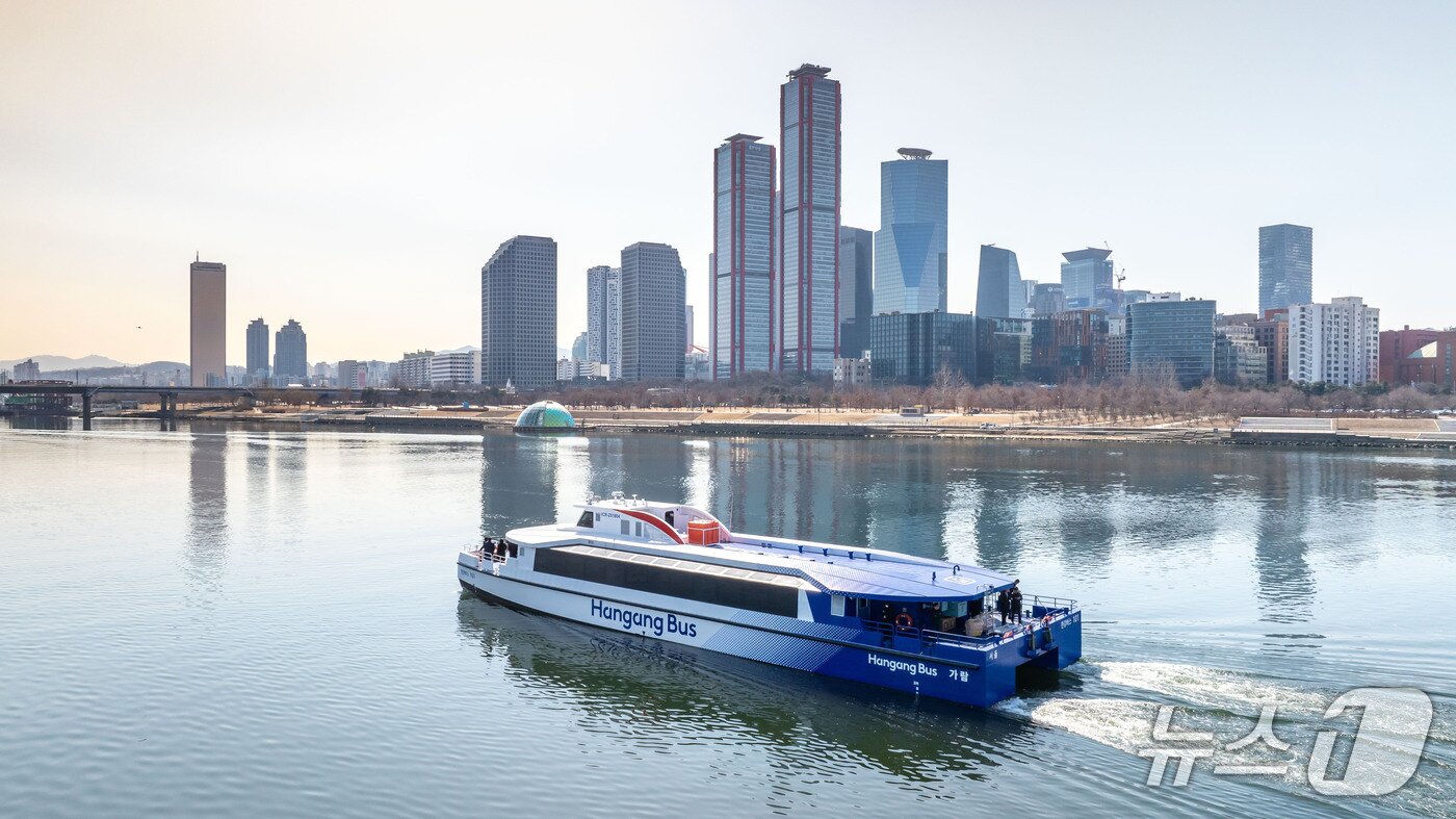 본문 이미지 - 한강버스와 여의도 전경&#40;서울관광재단 제공&#41;