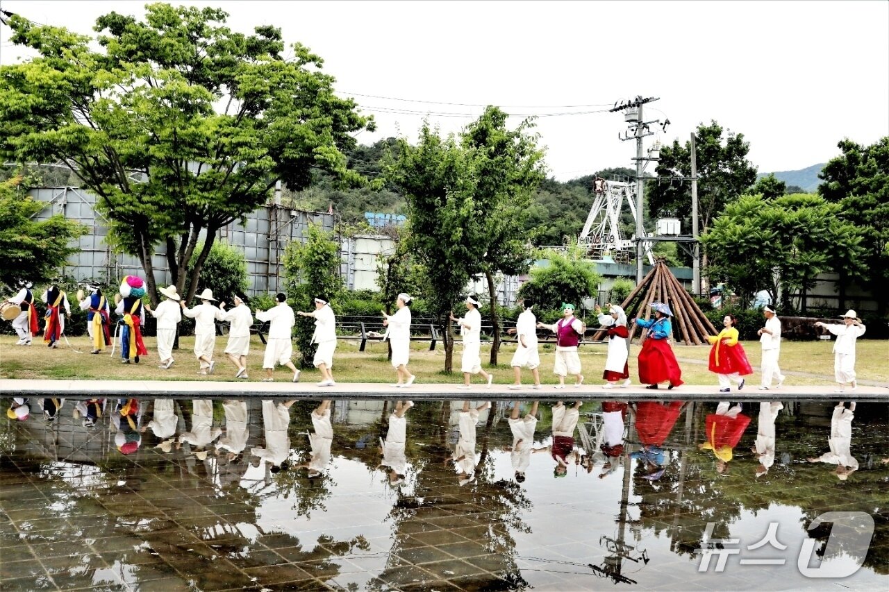 본문 이미지 -  제천전통예술단의 지난해 '의림지 농부들의 백중놀이' 모습.(제천전통예술단 제공. 재판매 및 DB금지)./뉴스1 
