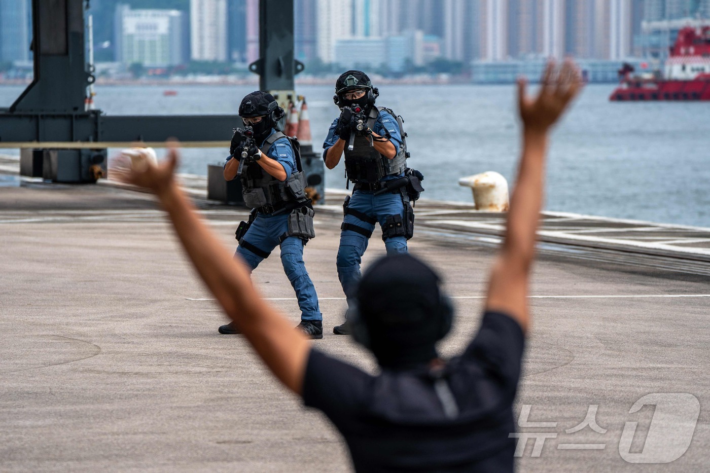 (AFP=뉴스1) 정은지 특파원 = 28일 홍콩에서 진행된 부서 간 대테러 훈련에서 대테러 대응부대(CTRU) 경찰관들이 테러리스트 역할을 맡은 참가자에게 총을 겨누고 있다. 20 …