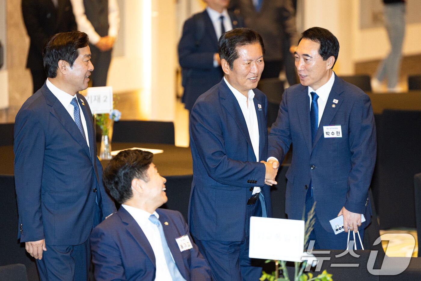 본문 이미지 - 정청래 더불어민주당 대표가 29일 인천 중구 파라다이스시티 컨벤션센터에서 열린 2025 정기국회 더불어민주당 국회의원 워크숍에서 박수현 의원과 인사하고 있다. 2025.8.29/뉴스1 ⓒ News1 유승관 기자