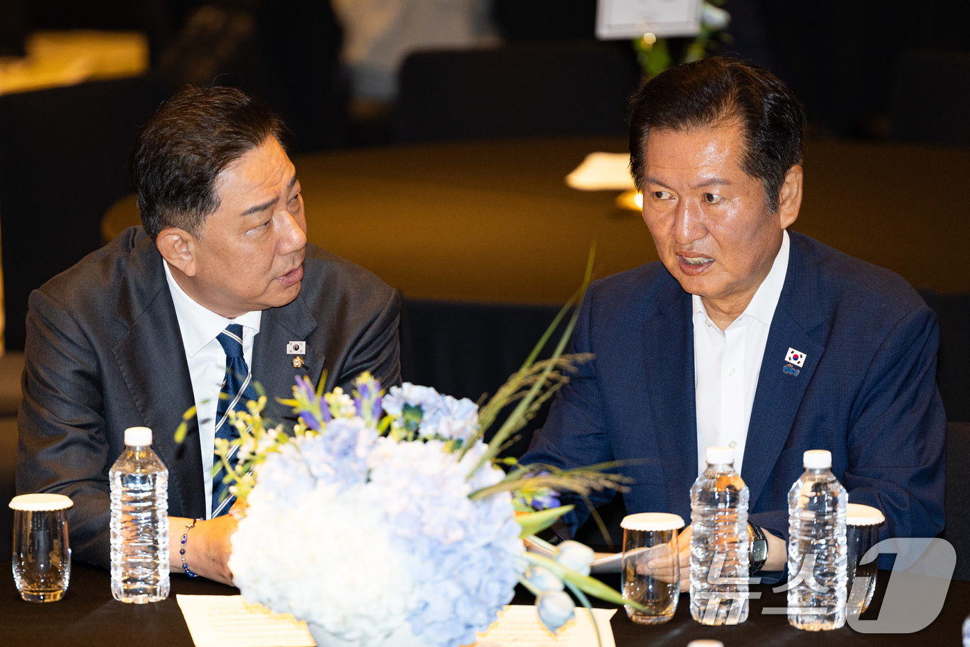 (인천=뉴스1) 유승관 기자 = 정청래 더불어민주당 대표와 김병기 원내대표가 29일 인천 중구 파라다이스시티 컨벤션센터에서 열린 2025 정기국회 더불어민주당 국회의원 워크숍에서 …