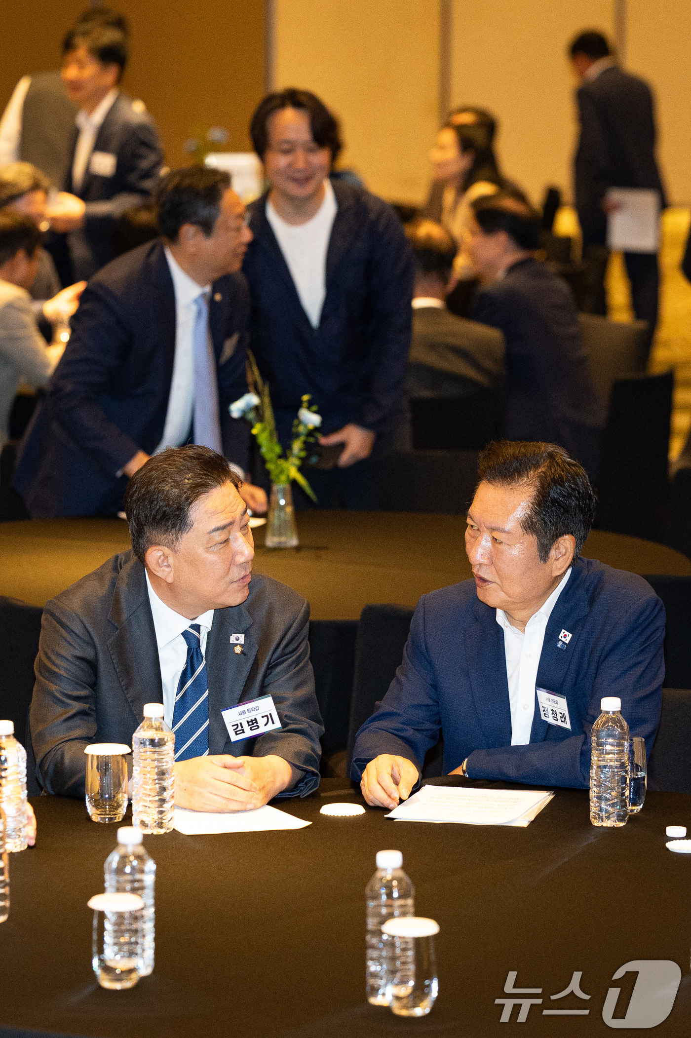 (인천=뉴스1) 유승관 기자 = 정청래 더불어민주당 대표와 김병기 원내대표가 29일 인천 중구 파라다이스시티 컨벤션센터에서 열린 2025 정기국회 더불어민주당 국회의원 워크숍에서 …