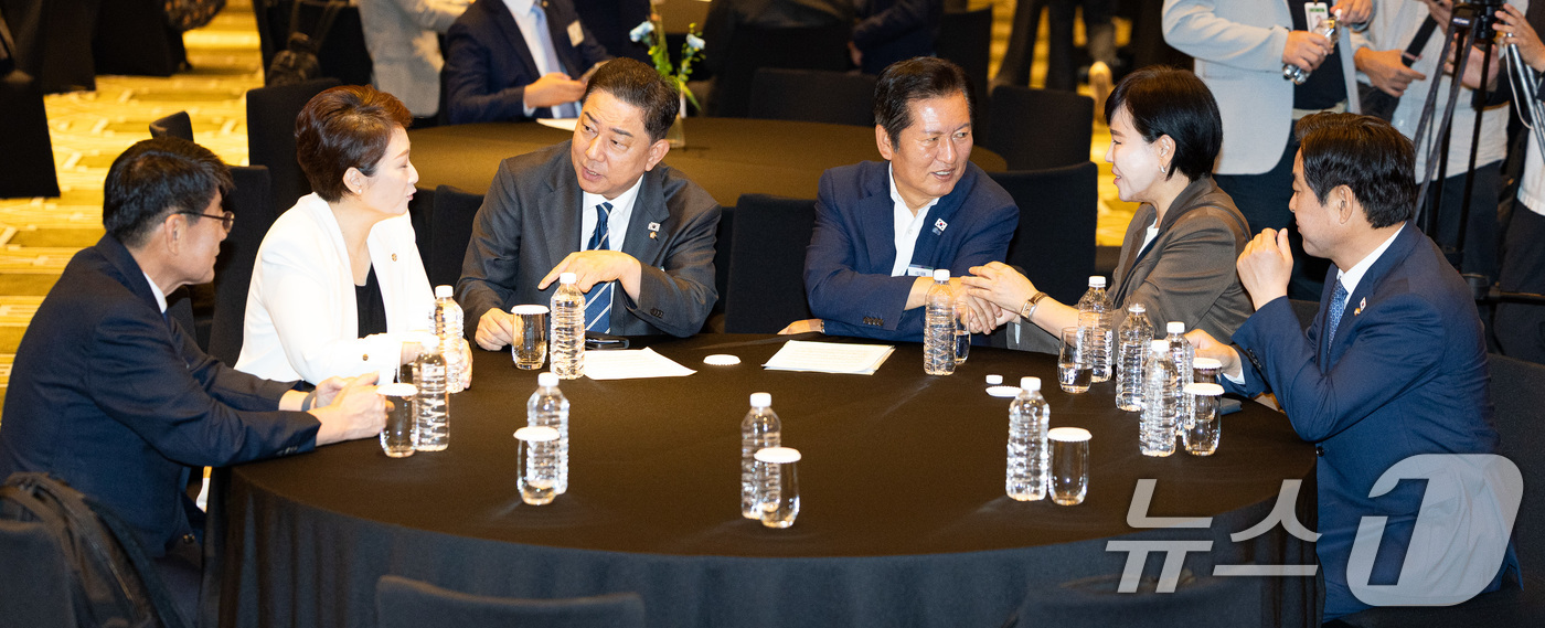 (인천=뉴스1) 유승관 기자 = 정청래 더불어민주당 대표와 김병기 원내대표가 29일 인천 중구 파라다이스시티 컨벤션센터에서 열린 2025 정기국회 더불어민주당 국회의원 워크숍에서 …