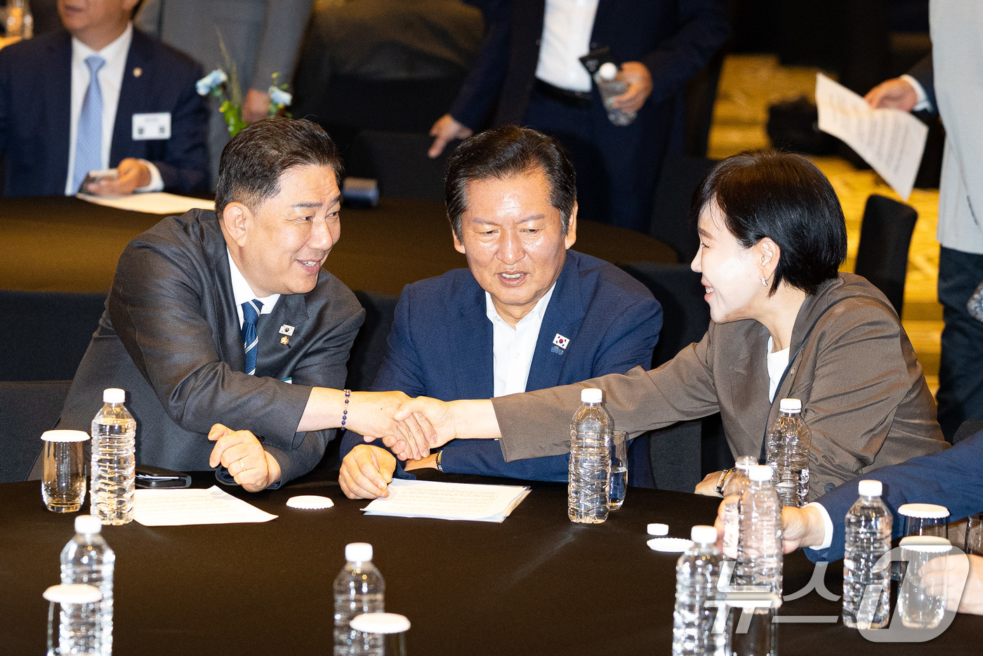 (인천=뉴스1) 유승관 기자 = 김병기 원내대표가 29일 인천 중구 파라다이스시티 컨벤션센터에서 열린 2025 정기국회 더불어민주당 국회의원 워크숍에서 전현희 최고위원과 인사하고 …