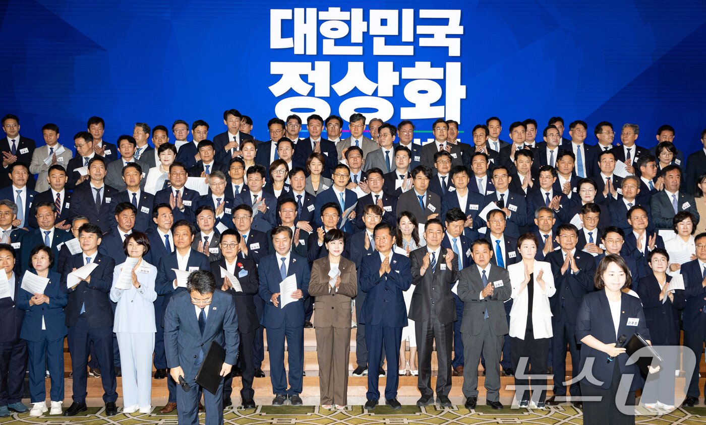 본문 이미지 - 정청래 더불어민주당 대표, 김병기 원내대표를 비롯한 의원들이 29일 인천 중구 파라다이스시티 컨벤션센터에서 열린 2025 정기국회 더불어민주당 국회의원 워크숍을 마무리 하며 손뼉치고 있다. 2025.8.29/뉴스1 ⓒ News1 유승관 기자