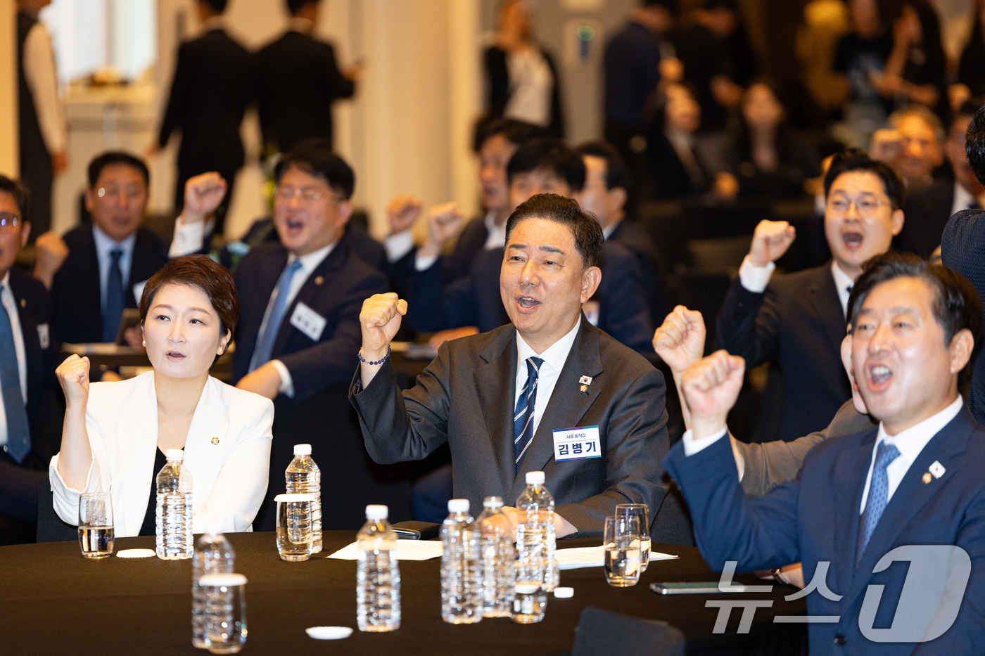 (인천=뉴스1) 유승관 기자 = 김병기 원내대표를 비롯한 의원들이 29일 인천 중구 파라다이스시티 컨벤션센터에서 열린 2025 정기국회 더불어민주당 국회의원 워크숍에서 구호를 외치 …