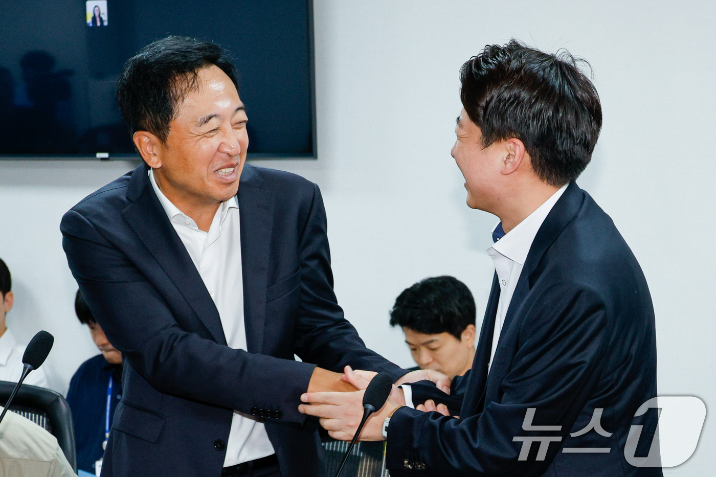 (서울=뉴스1) 안은나 기자 = 이준석 개혁신당 대표와 금태섭 전 의원이 29일 오전 서울 여의도 국회의원회관에서 열린 '진정한 검찰개혁을 찾아서 – 경찰 권한 비대화의 민주적 통 …