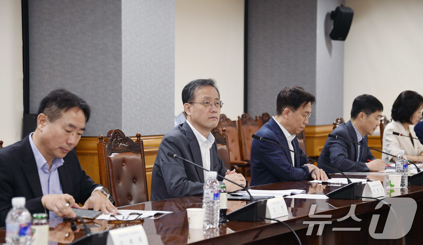 (서울=뉴스1) = 이형일 기획재정부 차관이 29일 서울 중구 은행회관에서 '제6차 보세판매장 제도운영위원회'를 주재하고 있다. (기획재정부 제공. 재판매 및 DB 금지) 2025 …