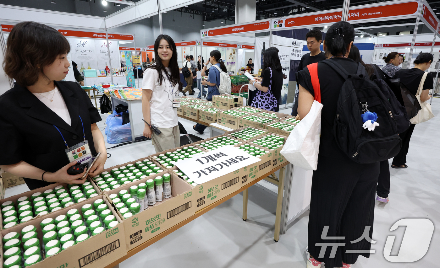 (서울=뉴스1) 김명섭 기자 = 29일 서울 강서구 코엑스마곡에서 열린 K-푸드페스타에서 관람객 및 바이어들이 시식을 하고 있다.이번 행사는 ‘모두를 연결하는 맛의 축제’라는 주제 …