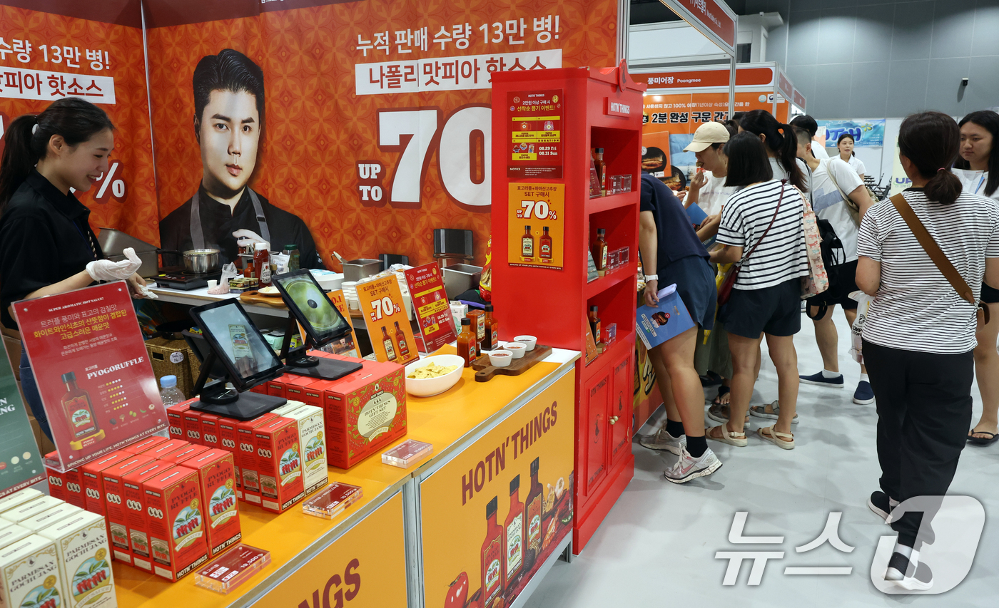 (서울=뉴스1) 김명섭 기자 = 29일 서울 강서구 코엑스마곡에서 열린 K-푸드페스타에서 관람객 및 바이어들이 시식을 하고 있다.이번 행사는 ‘모두를 연결하는 맛의 축제’라는 주제 …