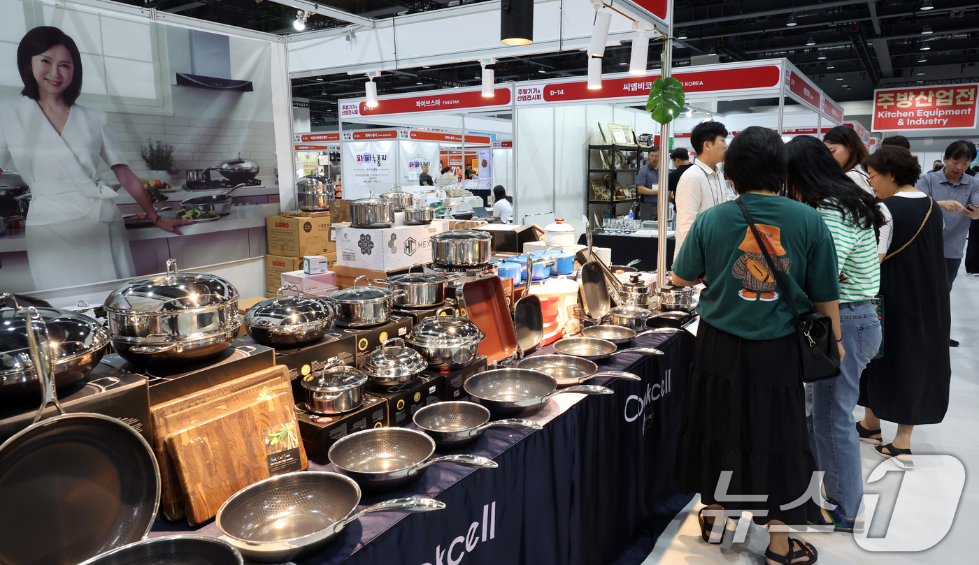 (서울=뉴스1) 김명섭 기자 = 29일 서울 강서구 코엑스마곡에서 열린 K-푸드페스타에서 관람객 및 바이어들이 조리도구를 살펴 보고 있다.이번 행사는 ‘모두를 연결하는 맛의 축제’ …