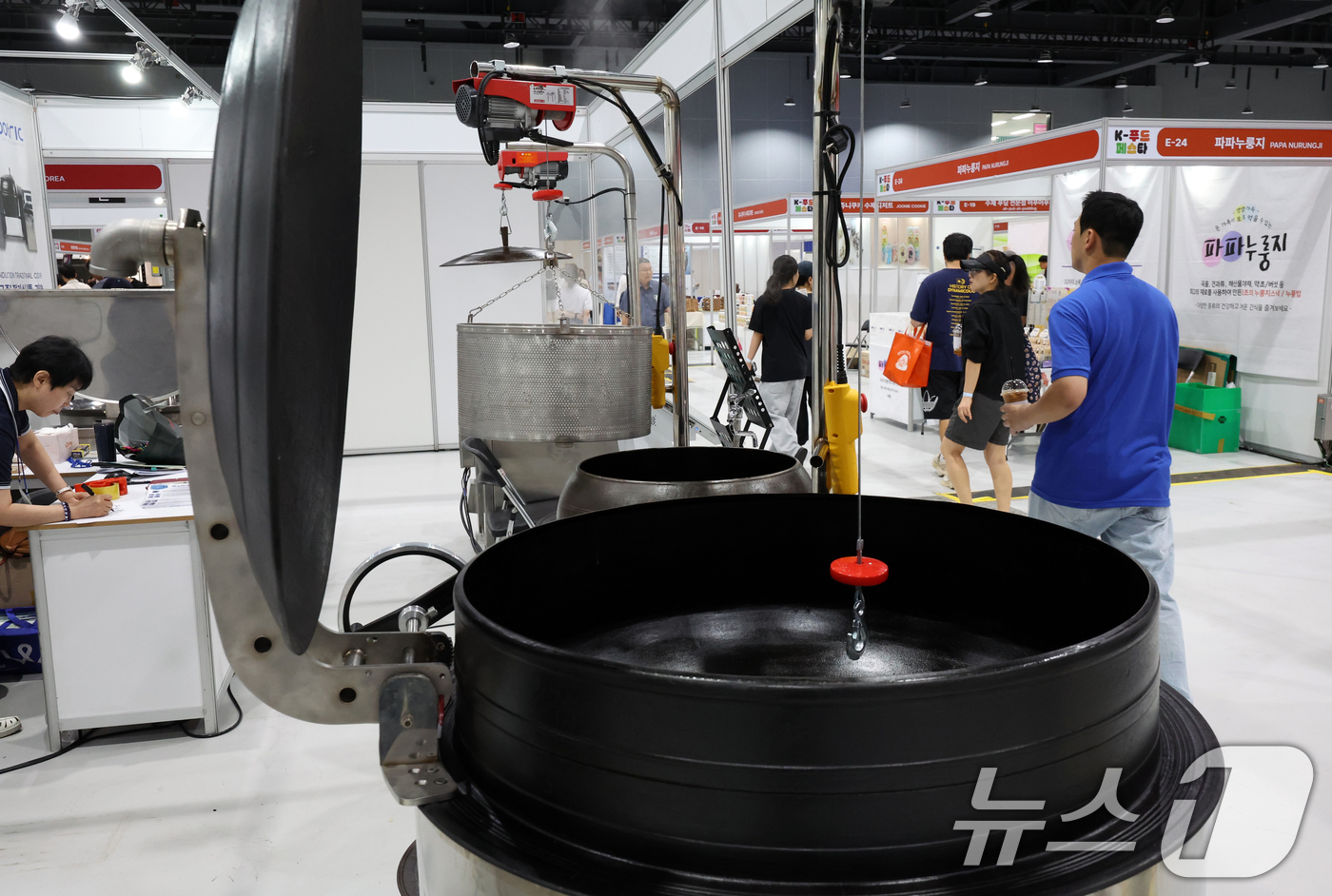 (서울=뉴스1) 김명섭 기자 = 29일 서울 강서구 코엑스마곡에서 열린 K-푸드페스타에서 관람객 및 바이어들이 조리 도구를 살펴 보고 있다.이번 행사는 ‘모두를 연결하는 맛의 축제 …