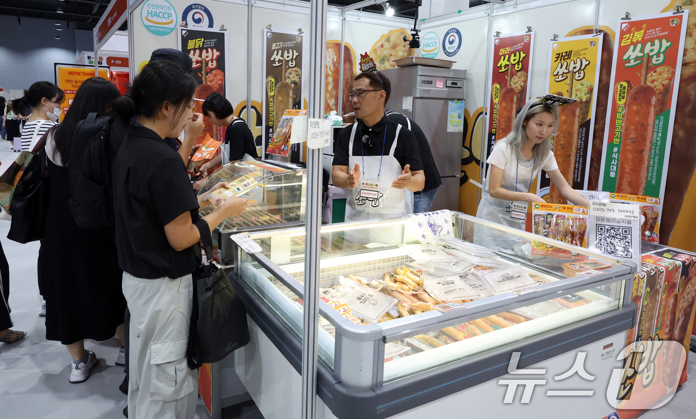 (서울=뉴스1) 김명섭 기자 = 29일 서울 강서구 코엑스마곡에서 열린 K-푸드페스타에서 관람객 및 바이어들이 시식을 하고 있다.이번 행사는 ‘모두를 연결하는 맛의 축제’라는 주제 …