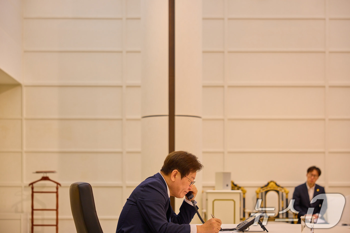 (서울=뉴스1) 이재명 기자 = 이재명 대통령이 지난 28일 서울 한남동 관저에서 자파로프 키르기스스탄 대통령과 통화를 하고 있다. (이재명 대통령 SNS. 재판매 및 DB 금지) …