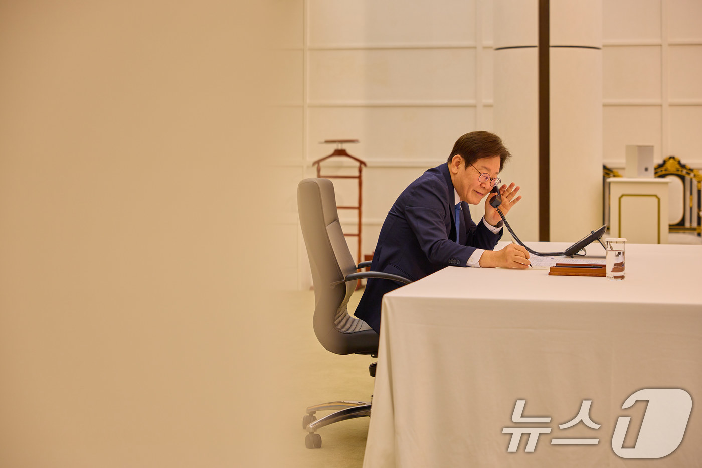 (서울=뉴스1) 이재명 기자 = 이재명 대통령이 지난 28일 서울 한남동 관저에서 자파로프 키르기스스탄 대통령과 통화를 하고 있다. (이재명 대통령 SNS. 재판매 및 DB 금지) …