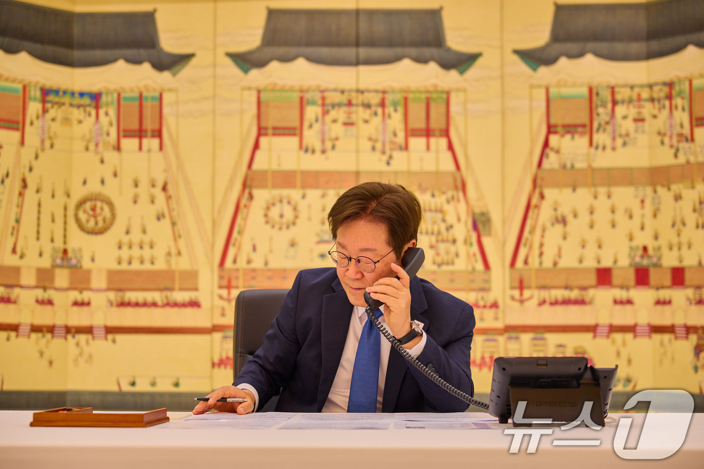 (서울=뉴스1) 이재명 기자 = 이재명 대통령이 지난 28일 서울 한남동 관저에서 라흐몬 타지키스탄 대통령과 통화를 하고 있다. (이재명 대통령 SNS. 재판매 및 DB 금지) 2 …