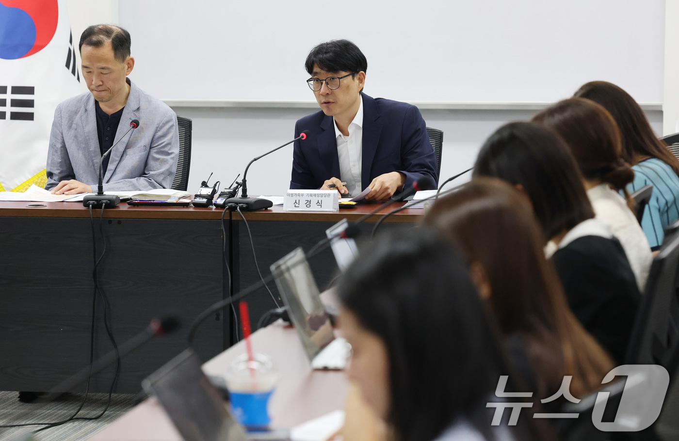 (서울=뉴스1) 임세영 기자 = 신경식 여성가족부 기획재정담당관이 지난 28일 서울 종로구 정부서울청사에서 2026년도 예산안 관련 사전 브리핑을 하고 있다. 2025.8.29/뉴 …