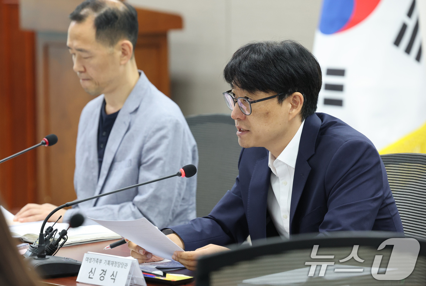 (서울=뉴스1) 임세영 기자 = 신경식 여성가족부 기획재정담당관이 지난 28일 서울 종로구 정부서울청사에서 2026년도 예산안 관련 사전 브리핑을 하고 있다. 2025.8.29/뉴 …