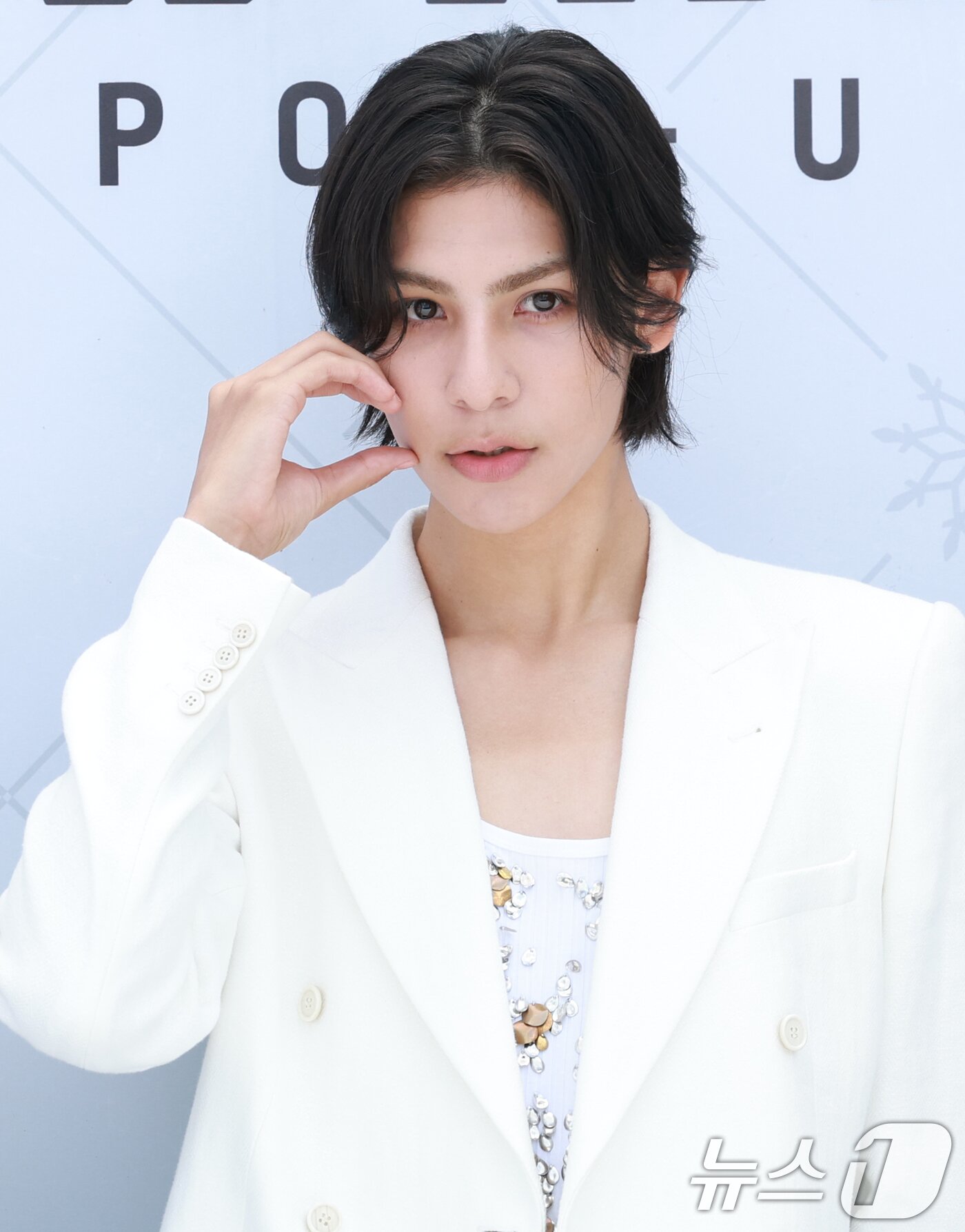 본문 이미지 - ‘일본 국민 아이돌’ 스노우맨(Snow Man) 라울이 29일 오전 서울 성동구 성수동에서 열린 '한여름 속 한겨울' 팝업스토어 오픈 행사에 참석해 볼하트 포즈를 취하고 있다. ⓒ News1 권현진 기자