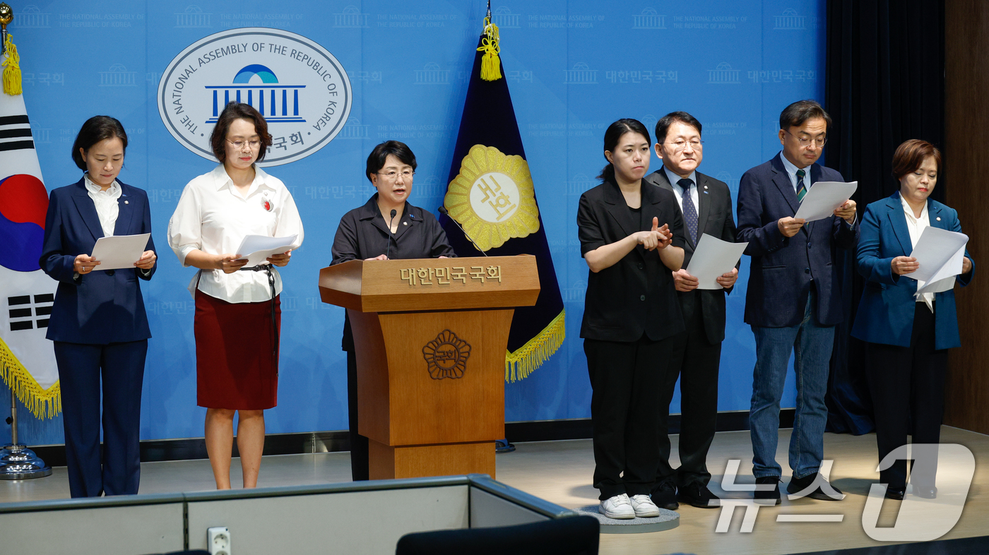 (서울=뉴스1) 안은나 기자 = 김선민 당대표 권한대행을 비롯한 조국혁신당 의원들이 29일 오전 서울 여의도 국회 소통관에서 '반헌법행위조사특별위원회 설치·운영에 관한 특별법안' …