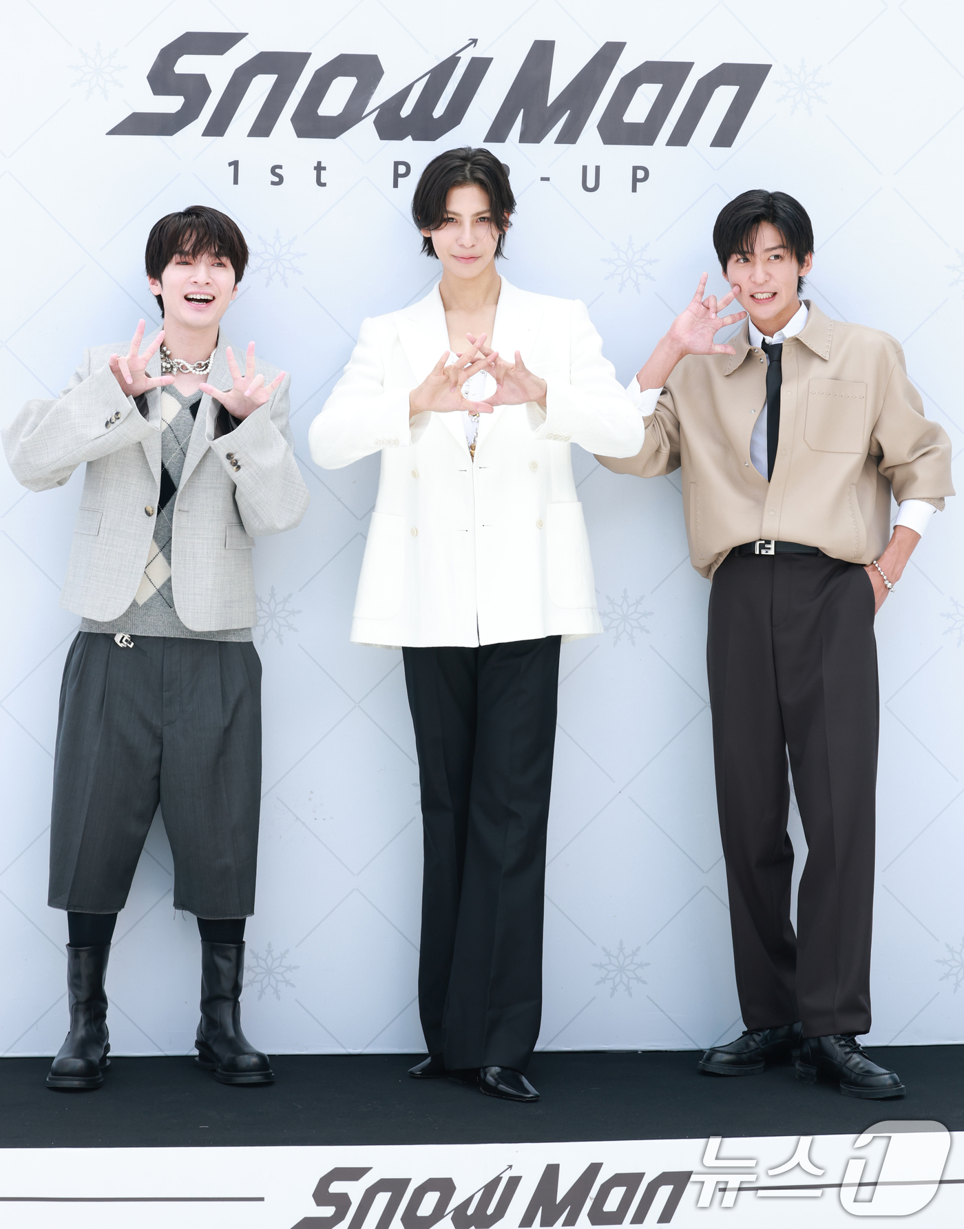 (서울=뉴스1) 권현진 기자 = ‘일본 국민 아이돌’ 스노우맨(Snow Man) 후카자와 타츠야(왼쪽부터)와 라울, 메구로 렌이 29일 오전 서울 성동구 성수동에서 열린 '한여름 …