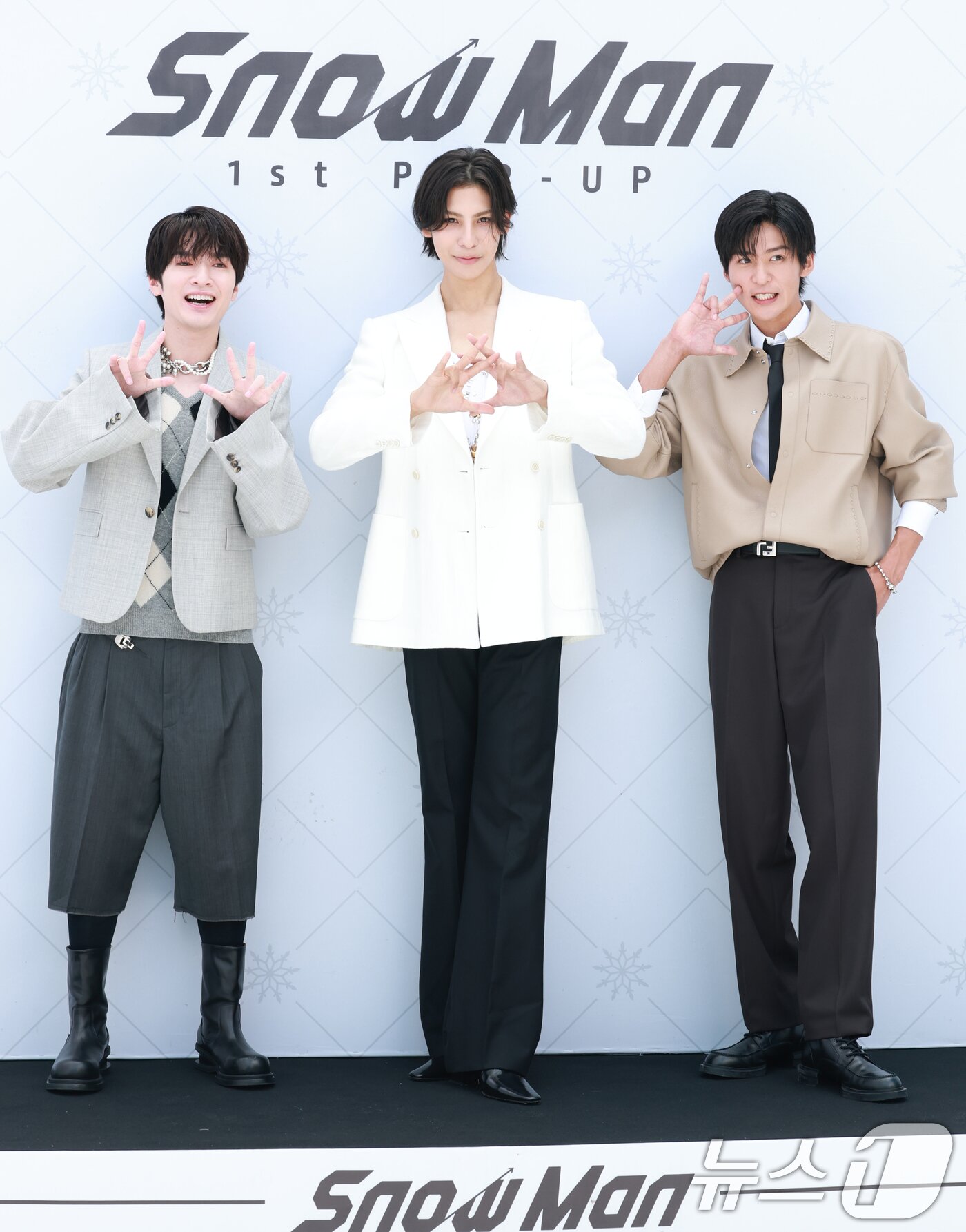 본문 이미지 - ‘일본 국민 아이돌’ 스노우맨(Snow Man) 후카자와 타츠야(왼쪽부터)와 라울, 메구로 렌이 29일 오전 서울 성동구 성수동에서 열린 '한여름 속 한겨울' 팝업스토어 오픈 행사에 참석해 인사를 하고 있다. ⓒ News1 권현진 기자